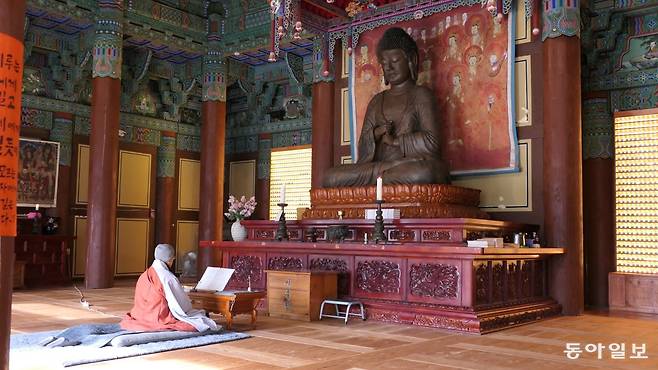 보림사 대적광전에 모신 철조비로자나불좌상 앞에서 한 승려가 독경하고 있다.