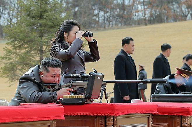 북한 노동당 기관지 노동신문은 28일 “조선노동당 총비서이시며 조선민주주의인민공화국 국무위원장이신 경애하는 김정은 동지께서 2월 27일 당 중앙위원회 본부에서 주요 지도간부들과 군사지휘관들을 만나시고 특별히 준비하신 선물을 수여하시였다”라고 보도했다. 평양 노동신문=뉴스1