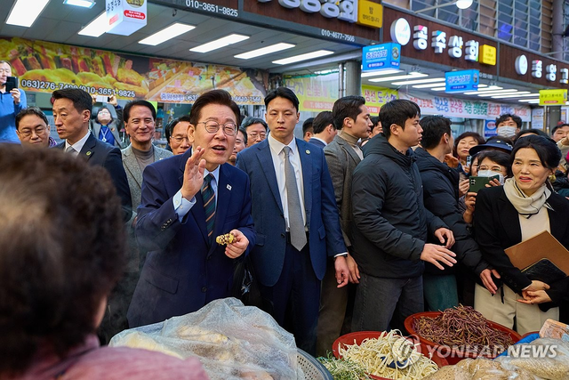 27알 전주 신중앙시장 방문한 이재명 대통령(사진=연합뉴스)
