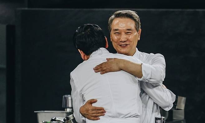 흑백요리사에서 시리즈 내내 겸손하고 솔선수범하는 모습을 보인 57년 경력의 후덕죽 셰프. 넷플릭스 제공