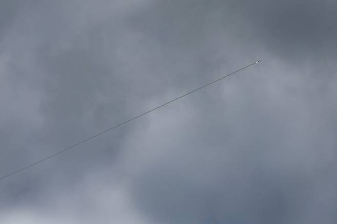 28일 미국과 이스라엘의 공격에 대응해 이란이 예루살렘 쪽으로 미사일을 쏘자 방공체계가 가동해 요격 미사일이 발사되고 있다. 로이터 연합뉴스