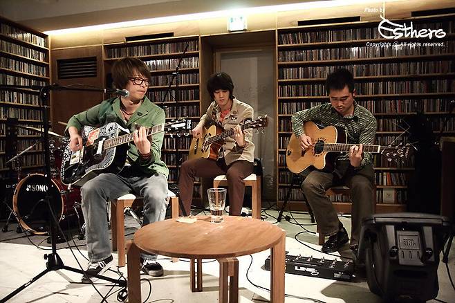 2009년 4월26일 햇볕이 잘 드는 서울 마포구 서교동 후미진 골목 한 건물 2층에 자리한 시즌1의 벨로주에서 국카스텐이 어쿠스틱 공연을 열었다. 박정용 제공