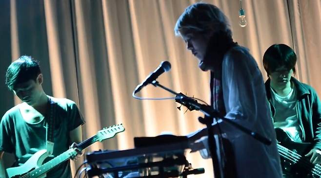 2014년 11월9일 벨로주 세번째 시즌에서 2집 발매 공연을 하고 있는 로로스. 벨로주 제공