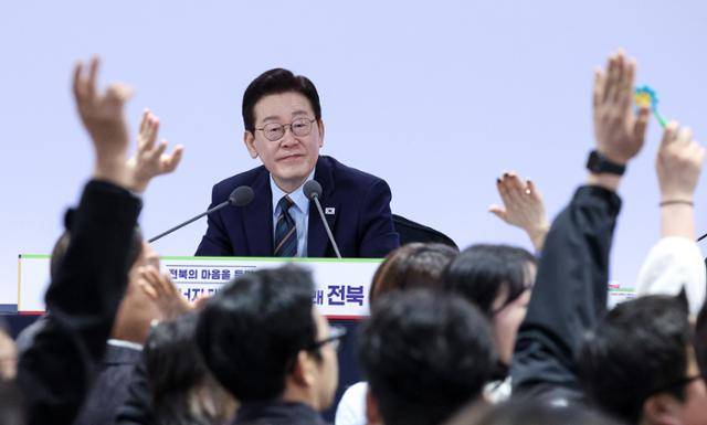 이재명 대통령이 27일 전북 전주시 전북대학교에서 열린 ’전북의 마음을 듣다’ 타운홀미팅 간담회에서 질문을 받고 있다. 전주=왕태석 선임기자