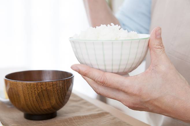 식사 후 가볍게 걷는 습관이 뱃살 빼는 데 도움이 될 수 있다./사진=클립아트코리아