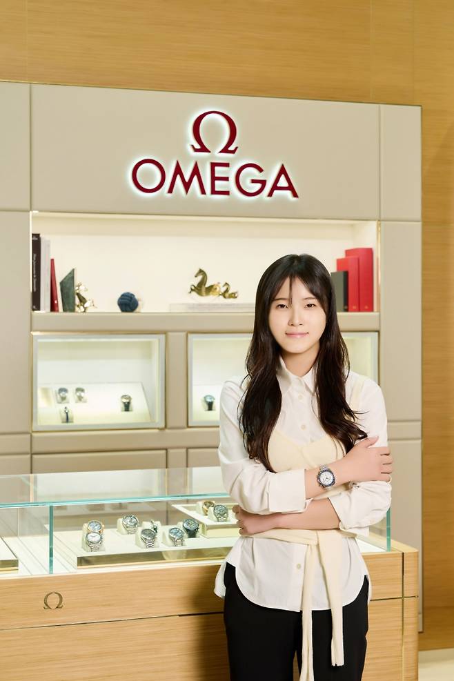 '스피드마스터 38㎜ 밀라노·코르티나 2026' 오메가 시계를 받은 스노보더 최가온. [사진 오메가]