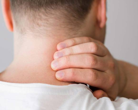 사진은 뒷목을 잡고 있는 모습. [사진=픽사베이 ]