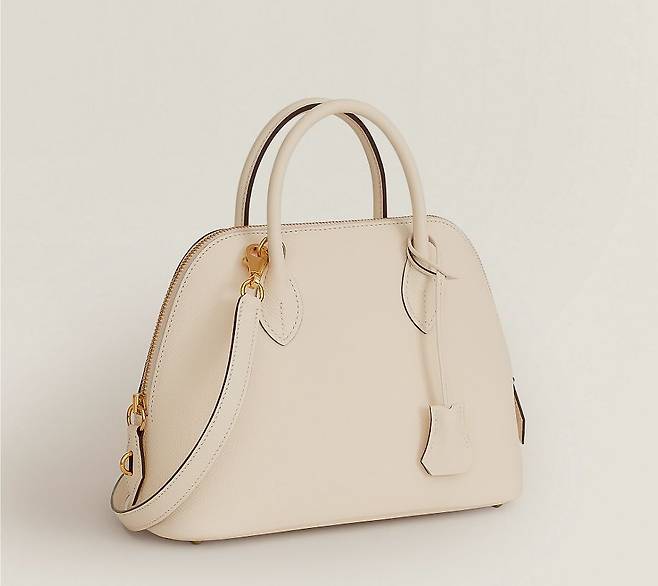 100년 넘는 역사를 가진 에르메스의 볼리드 백. 지퍼를 달아 자동차 여행시 소지품이 쏟아지지 않도록 설계된 최초의 가방으로 알려진다. 사진은 이번 시즌 새로 출시한 볼리드 백이다. 사진 에르메스 홈페이지 캡처