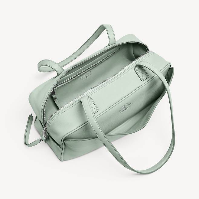 가방의 수납과 형태를 강조한 발렌시아가 캐리 볼링백. 사진 발렌시아가