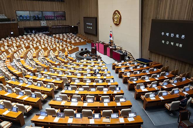 곽규택 국민의힘 의원이 26일 서울 여의도 국회에서 열린 제432회 국회(임시회) 제8차 본회의에서 헌법재판소법 일부개정법률안(대안)에 대한 무제한토론(필리버스터)을 하고 있다. 뉴스1