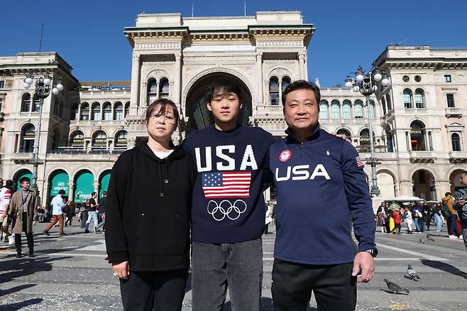 미국 쇼트트랙 앤드류 허와 가족들이 20일(현지시간) 이탈리아 밀라노 두오모 대성당 광장에서 포즈를 취하고 있다. 김종호 기자. 2026.02.20.