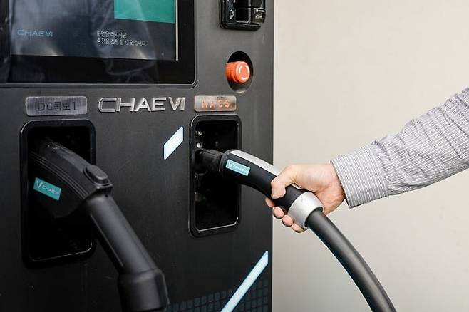 NACS 커넥터가 장착된 채비 3세대 급속 충전기 슈퍼소닉(SuperSonic)