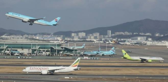 인천국제공항 활주로에 항공기가 대기하고 있다. 연합뉴스