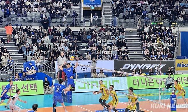 KB손해보험이 28일 오후 2시 서울 장충체육관에서 열린 우리카드와 원정 경기에서 1세트를 따냈다. 이영재 기자