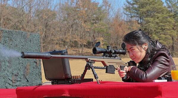 김정은 국무위원장이 27일 주요간부들에게 저격수보총을 선물하고 사격장에서 저격무기 사격을 한 가운데 김위원장의 딸 주애가 저격총을 조준한 모습을 이례적으로 공개했다. 평양 조선중앙통신=연합뉴스