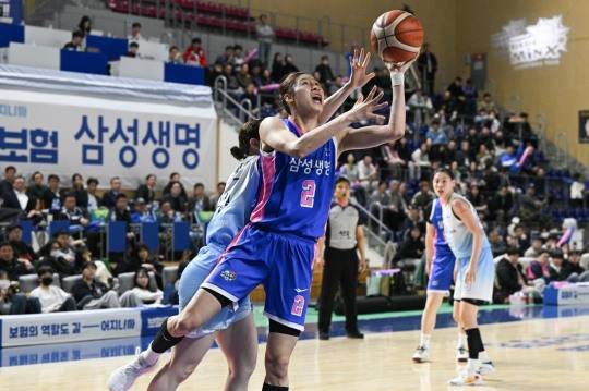 슛 던지는 삼성생명 이해란. 사진[연합뉴스]