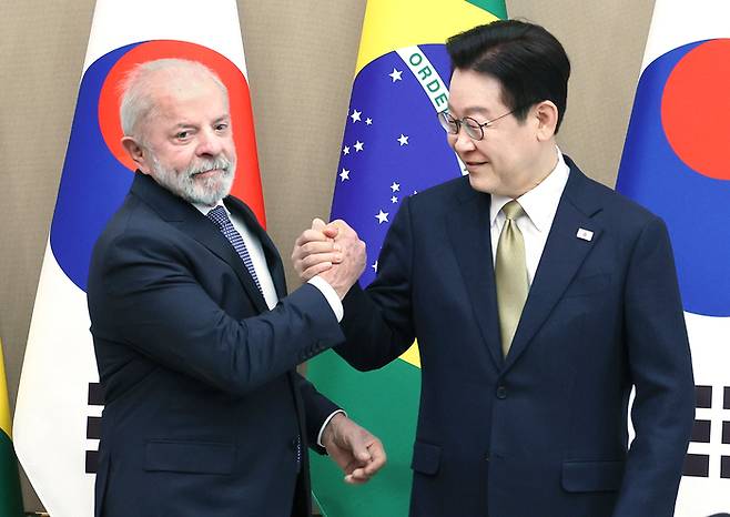 이재명 대통령과 루이스 이나시우 룰라 다 시우바 브라질 대통령이 23일 청와대 본관에서 열린 한-브라질 확대정상회담에 앞서 손을 맞잡고 있다. 2026.02.23. 청와대사진기자단 김호영기자