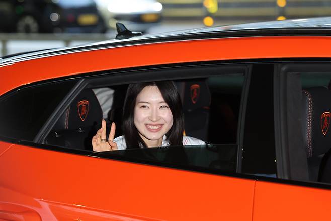 스포츠카 타고 집으로 향하는 ‘람보르길리’ 김길리[사진=연합뉴스]