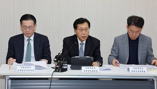 국내 투자 및 외환 안정 세제지원 방안 브리핑
(세종=연합뉴스) 배재만 기자 = 최지영 기획재정부 국제경제관리관(가운데)이 24일 정부세종청사 기재부 기자실에서 국내 투자 및 외환 안정 세제지원 방안에 관해 설명하고 있다. 왼쪽은 박홍기 소득법인세정책관, 오른쪽은 변광욱 국제조세정책관, 2025.12.24