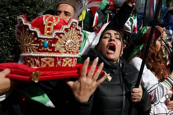 시위대가 28일(현지시간) 영국 런던 주재 이란 대사관 밖에서 미국과 이스라엘의 이란에 대한 공습 이후 이란 정권에 대한 군사 행동을 지지하고 있다. [로이터연합]