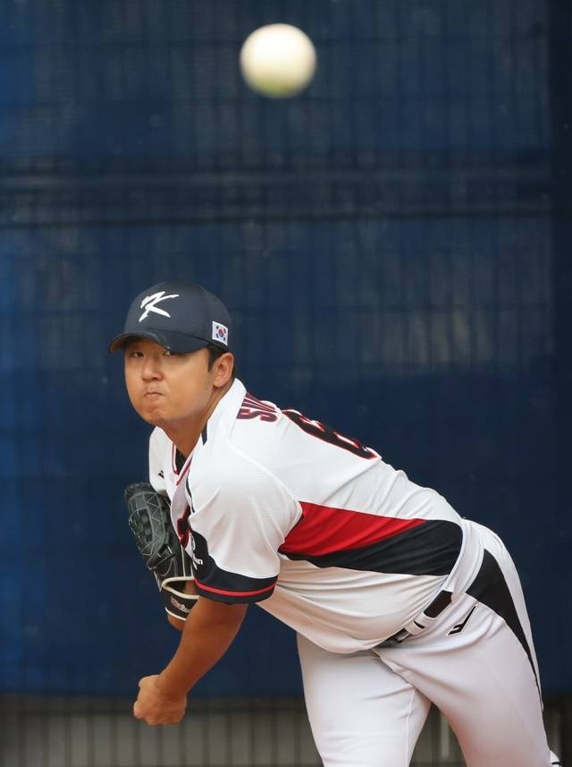 27일 일본 오키나와현 가데나의 가데나 구장 실내 연습장에서 2026 월드베이스볼클래식(WBC) 대한민국 야구대표팀 투수 송승기가 불펜 피칭을 하고 있다. 이날 송승기는 kt wiz와의 연습경기에서 선발로 예정됐으나 비로 취소됐다. 사진=연합뉴스