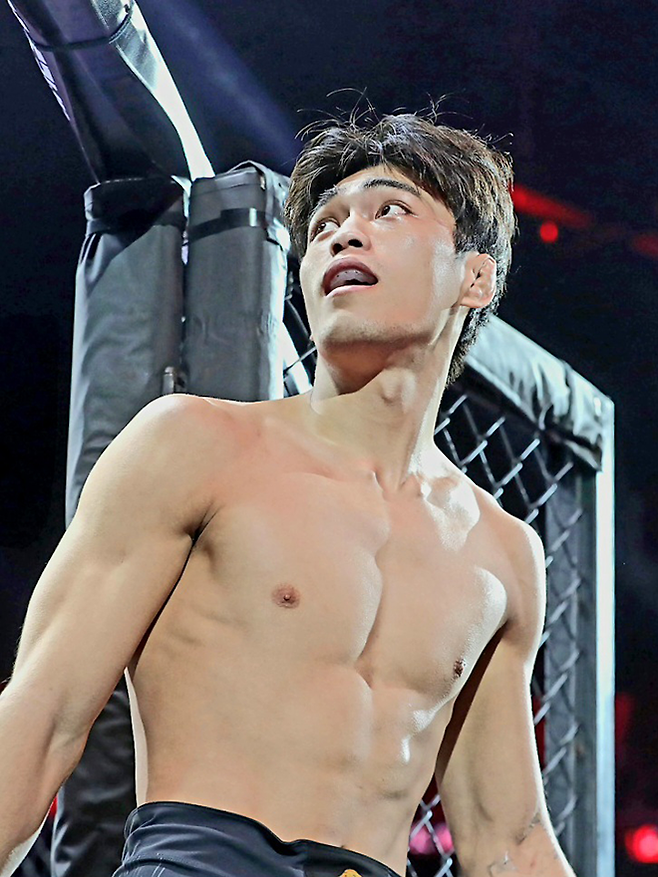 ‘붉은매’ 지혁민이 2026년 1월 인천광역시 영종국제도시 인스파이어 아레나 유료 관중 1만800명이 보는 가운데 종합격투기대회 블랙컴뱃 16 개막전을 위해 특설 케이지에 입장하고 있다. 사진=랭크파이브 이교덕 기자 제공