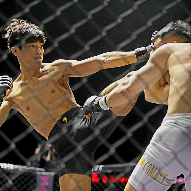 ‘붉은매’ 지혁민이 2026년 1월 인천광역시 영종국제도시 인스파이어 아레나 유료 관중 1만800명이 보는 가운데 종합격투기대회 블랙컴뱃 16 개막전에서 대한민국 UFC 7호 파이터 ‘코리안 불도저’ 남의철을 공격하고 있다. 사진=랭크파이브 이교덕 기자 제공