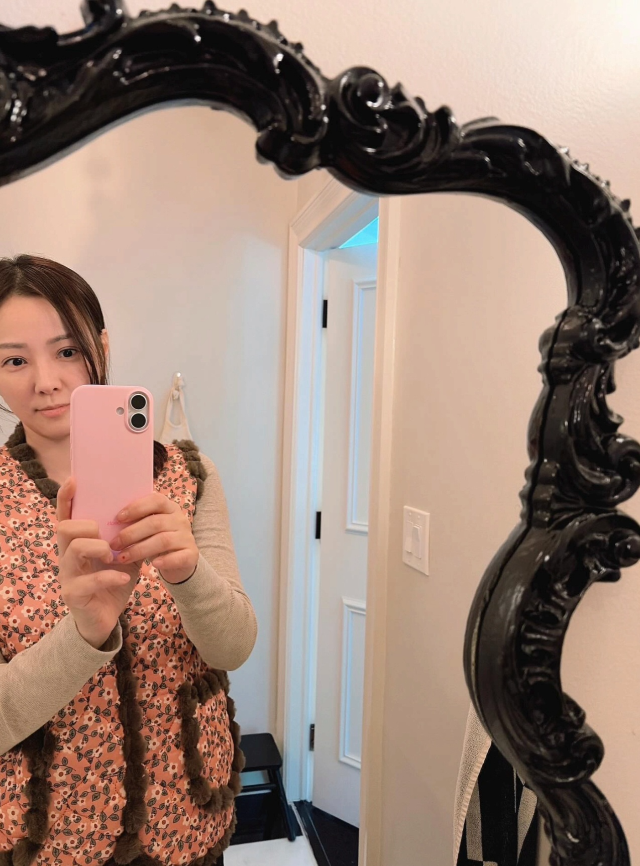 배우 손태영이 남편 권상우에게 선물 받은 ‘K~Vest’ 김장조끼를 인증하며 화제를 모았다.사진=손태영 SNS