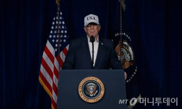 (서울=뉴스1) = 도널드 트럼프 미국 대통령이 28일(현지시간) 이란에 대한 공격 개시를 공식화했다.   트럼프 대통령은 이날 소셜미디어(SNS) 트루스소셜에 올린 8분짜리 영상을 통해 "조금 전 이란 내 중대 전투를 시작했다"며 미국의 이란 공격 사실을 확인했다. (트루스소셜 갈무리) 2026.2.28/뉴스1  Copyright (C) 뉴스1. All rights reserved. 무단 전재 및 재배포,  AI학습 이용 금지. /사진=(서울=뉴스1)