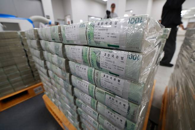 설을 앞둔 11일 서울 중구 한국은행 본점에서 직원들이 시중은행으로 공급될 설 자금 방출 작업을 하고 있다. [연합]
