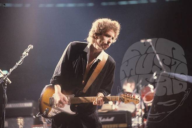 새로운 도구가 등장할 때마다, 사람들은 그것이 예술의 본질과 순수성을 훼손할 것이라 우려했고, 비난했고, 두려워했다. 그러나 시간이 지나면 논쟁의 대상이었던 도구들은 자연스럽게 또 하나의 음악 언어로 편입됐다. 결국 변화가 위협적으로 보이는 순간은, 도구가 등장했기 때문이 아니라, 익숙했던 창작 방식의 권위가 흔들리는 순간이다. 그러나 예술의 본질은 특정한 형식이나 장비에 머물러 있지 않다. 어쿠스틱 기타가 진정성을 보장하지 않으며 전자 악기가 그것을 훼손하지도 않는다. 중요한 것은 무엇을 사용했는가가 아닌, 도구를 활용해 무엇을 말하려 했는가에 있다. [게티이미지/Photo by Luciano Viti]