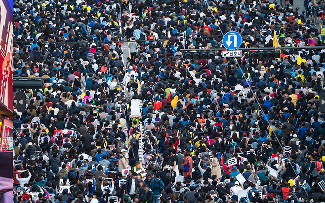 서울 한 거리에 인파가 밀집해 있다.[게티이미지뱅크]