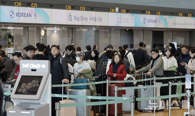 [인천공항=뉴시스] 김혜진 기자 = 삼일절 연휴를 이틀 앞둔 27일 인천국제공항이 여행객들로 붐비고 있다. 2026.02.27. jini@newsis.com
