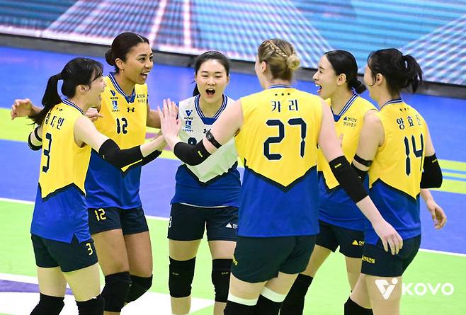 [서울=뉴시스] 프로배구 현대건설 선수들이 28일 수원체육관에서 열린 진에어 2025~2026 V-리그 여자부 IBK기업은행과의 경기에서 득점을 올린 뒤 기뻐하고 있다. (사진=KOVO 제공) 2026.02.28.