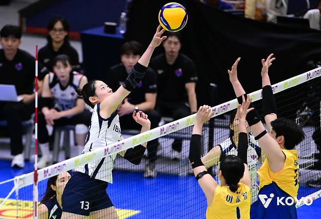 [서울=뉴시스] 프로배구 IBK기업은행 최정민(왼쪽)이 28일 수원체육관에서 열린 진에어 2025~2026 V-리그 여자부 현대건설과의 경기에서 공격을 시도하고 있다. (사진=KOVO 제공) 2026.02.28.