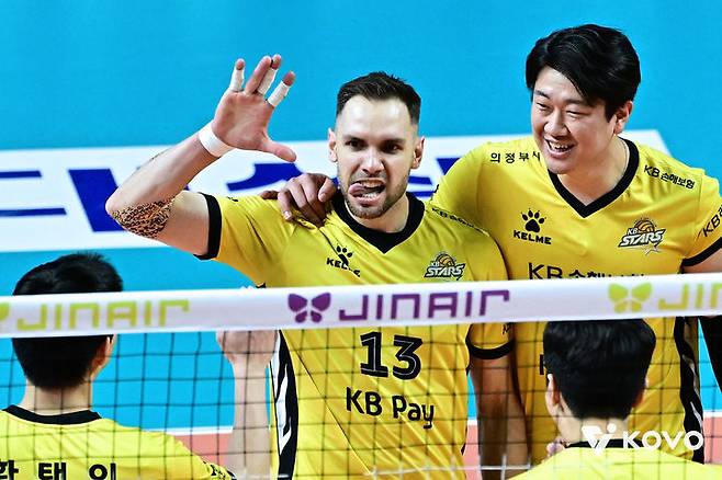 [서울=뉴시스] 프로배구 KB손해보험 비예나(왼쪽)가 28일 서울 장충체육관에서 열린 진에어 2025~2026 V-리그 남자부 우리카드와의 경기에서 득점을 올린 뒤 기뻐하고 있다. (사진=KOVO 제공) 2026.02.28.