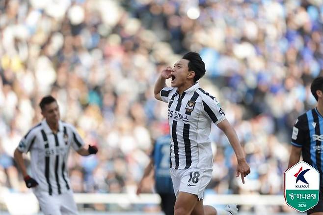 [서울=뉴시스] 정병혁 기자 = 28일 인천 중구 인천축구전용경기장에서 열린 하나은행 K리그1 2026 공식 개막전 인천 유나이티드와 FC 서울의 경기, 서울 조영욱이 득점한 뒤 기뻐하고 있다. (사진=한국프로축구연맹 제공) 2025.02.28. photo@newsis.com *재판매 및 DB 금지