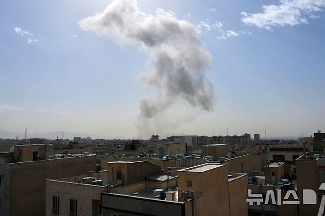 [테헤란=AP/뉴시스] 정병혁 기자 = 미국이 이란에 대해 군사공격이 진행 중인 가운데 28일 이란 테헤란에서 폭발이 발생한 뒤 연기가 피어오르고 있다. 2026.02.28.