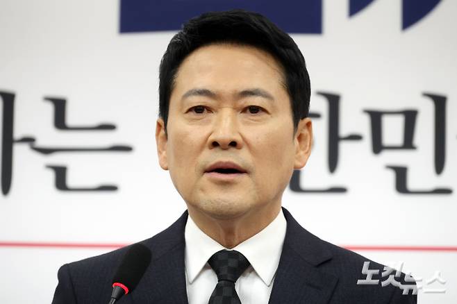 국민의힘 장동혁 대표가 20일 서울 여의도 국회에서 윤석열 전 대통령 1심 선고 결과와 관련 입장을 발표하고 있다. 윤창원 기자