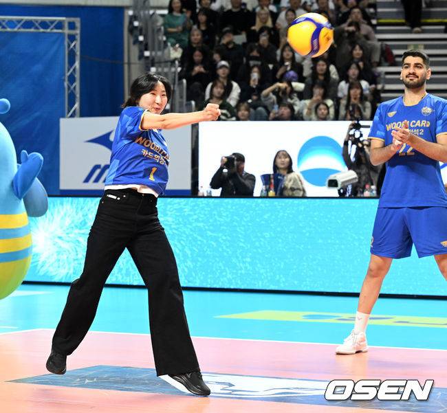 명품 시구에 선수들도 박수가 절로