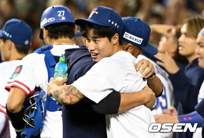 [OSEN=타이베이(대만), 이대선 기자] 그 어떤 대표팀보다 분위기가 좋다고 자부했던 류중일호가 프리미어12 B조 조별예선 첫 경기에서 충격패를 당했다.&nbsp;류중일 감독이 이끄는 한국 야구대표팀은 13일 대만 타이베이 타이베이돔에서 펼쳐진 2024 WBSC 프리미어12 B조 조별예선 대만과의 1차전에서 3-6으로 패했다.&nbsp;대만이 승리를 거둔 뒤 선발 린위민과 쩡하오주 감독이 포옹을 나누고 있다. 2024.11.13 /sunday@osen.co.kr
