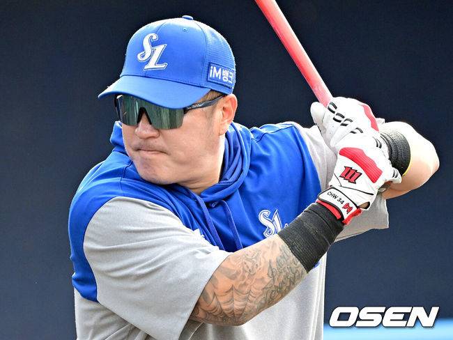[OSEN=오키나와(일본), 최규한 기자] 프로야구 삼성 라이온즈가 20일  일본 오키나와 온나손 아카마구장에서 스프링 캠프를 차리고 구슬땀을 흘렸다.삼성은 이번 2차 캠프에서 훈련 뿐 아니라 WBC 대표팀, 국내 팀들과 연습경기도 펼칠 계획이다.삼성 최형우가 타격 훈련을 펼치고 있다. 2026.02.20 / dreamer@osen.co.kr