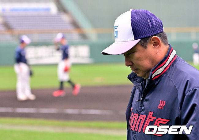 [OSEN=미야자키(일본), 지형준 기자] 26일 일본 미야자키 산마린 스타디움에서 두산 베어스와 롯데 자이언츠의 구춘대회 경기가 열렸다.이날 두산은 이영하, 롯데는 쿄아마가 선발로 나섰다.경기에 앞서 롯데 김태형 감독이 훈련을 지켜보고 있다. 2026.02.26 /jpnews@osen.co.kr