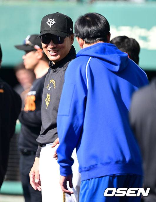 [OSEN=오키나와(일본), 최규한 기자] 프로야구 삼성 라이온즈가 28일 일본 오키나와 나하 셀룰러 스타디움에서 일본프로야구 요미우리 자이언츠와 연습경기를 펼쳤다.삼성은 요미우리를 상대로 최원태를 선발로 내세운다.이승엽 요미우리 타격코치가 삼성 임기영과 인사를 나누고 있다. 2026.02.28 / dreamer@osen.co.kr
