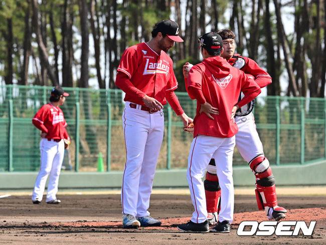 [OSEN=미야자키(일본), 지형준 기자] 28일 일본 미야자키현 오쿠라가하마소호 구장에서 SSG 랜더스와 일본프로야구 라쿠텐 골든이글스 2군과의 연습경기가 열렸다.SSG는 일본 미야자키 스프링캠프에서 연습경기 1패를 기록 중이다. 지난 25일 소프트뱅크 호크스 2군&nbsp;상대로 1.5군급 선수들이 출격한 가운데 1-9로 패했다.&nbsp;2회초 무사 만루에서 SSG 화이트가 교체되고 있다. 2026.02.28 /jpnews@osen.co.kr