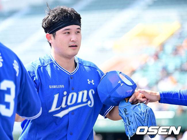 [OSEN=오키나와(일본), 최규한 기자] 프로야구 삼성 라이온즈가 28일 일본 오키나와 나하 셀룰러 스타디움에서 일본프로야구 요미우리 자이언츠와 연습경기를 펼쳤다.삼성은 요미우리를 상대로 최원태를 선발로 내세운다.2회말 요미우리 공격을 무실점으로 막아낸 삼성 투수 최원태가 더그아웃으로 향하고 있다. 2026.02.28 / dreamer@osen.co.kr