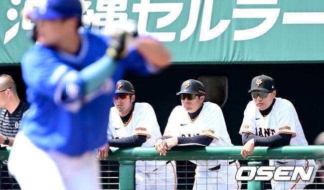 [OSEN=오키나와(일본), 최규한 기자] 프로야구 삼성 라이온즈가 28일 일본 오키나와 나하 셀룰러 스타디움에서 일본프로야구 요미우리 자이언츠와 연습경기를 펼쳤다.삼성은 요미우리를 상대로 최원태를 선발로 내세운다.요미우리 이승엽 타격코치가 그라운드를 주시하고 있다. 2026.02.28 / dreamer@osen.co.kr