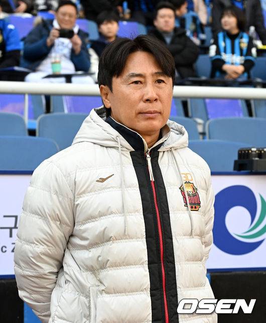 [OSEN=인천, 이대선 기자] 28일 오후 인천축구전용경기장에서 '하나은행 K리그1 2026' 인천유나이티드와 FC서울의 경기가 열렸다.이번 시즌 리그 공식 개막전인 이번 맞대결은 예매 시작과 동시에 매진을 앞두며 팬들의 폭발적인 관심을 증명했다.경기에 앞서 FC서울 김기동 감독이 그라운드를 바라보고 있다. 2026.02.28 /sunday@osen.co.kr