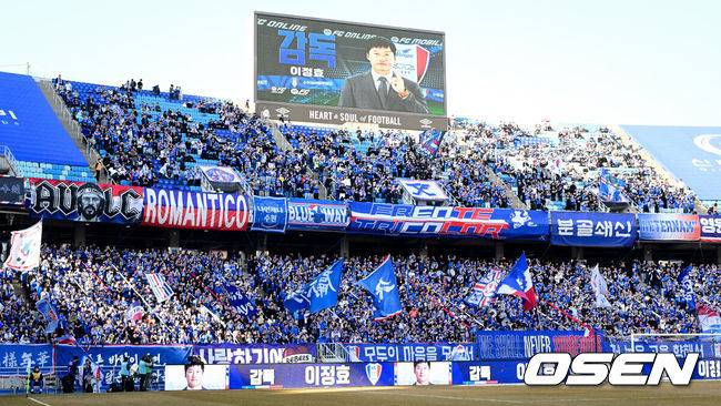 [OSEN=수원, 조은정 기자]28일 오후 수원월드컵경기장에서 '하나은행 K리그1 2026' 수원 삼성과 서울 이랜드의 경기가 열렸다.‘명장’ 이정효 감독 영입으로 화제를 모은 수원은 승격 라이벌이자 천적으로 꼽히는 서울 이랜드를 상대로 시즌의 닻을 올렸다. 이랜드는 수원전 5승 1패로 압도적인 우위를 점하고 있다.경기 전 수원 삼성의 새 사령탑 이정효 감독이 소개되자 관중들이 환호하고 있다.  2026.02.28 /cej@osen.co.kr