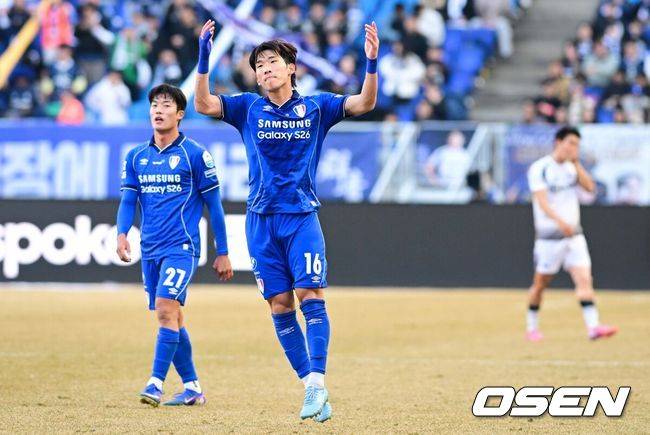 [OSEN=수원, 조은정 기자]28일 오후 수원월드컵경기장에서 '하나은행 K리그1 2026' 수원 삼성과 서울 이랜드의 경기가 열렸다.‘명장’ 이정효 감독 영입으로 화제를 모은 수원은 승격 라이벌이자 천적으로 꼽히는 서울 이랜드를 상대로 시즌의 닻을 올렸다. 이랜드는 수원전 5승 1패로 압도적인 우위를 점하고 있다.전반 수원 삼성 박현빈이 동점골을 넣은 뒤 함성을 유도하고 있다. 2026.02.28 /cej@osen.co.kr